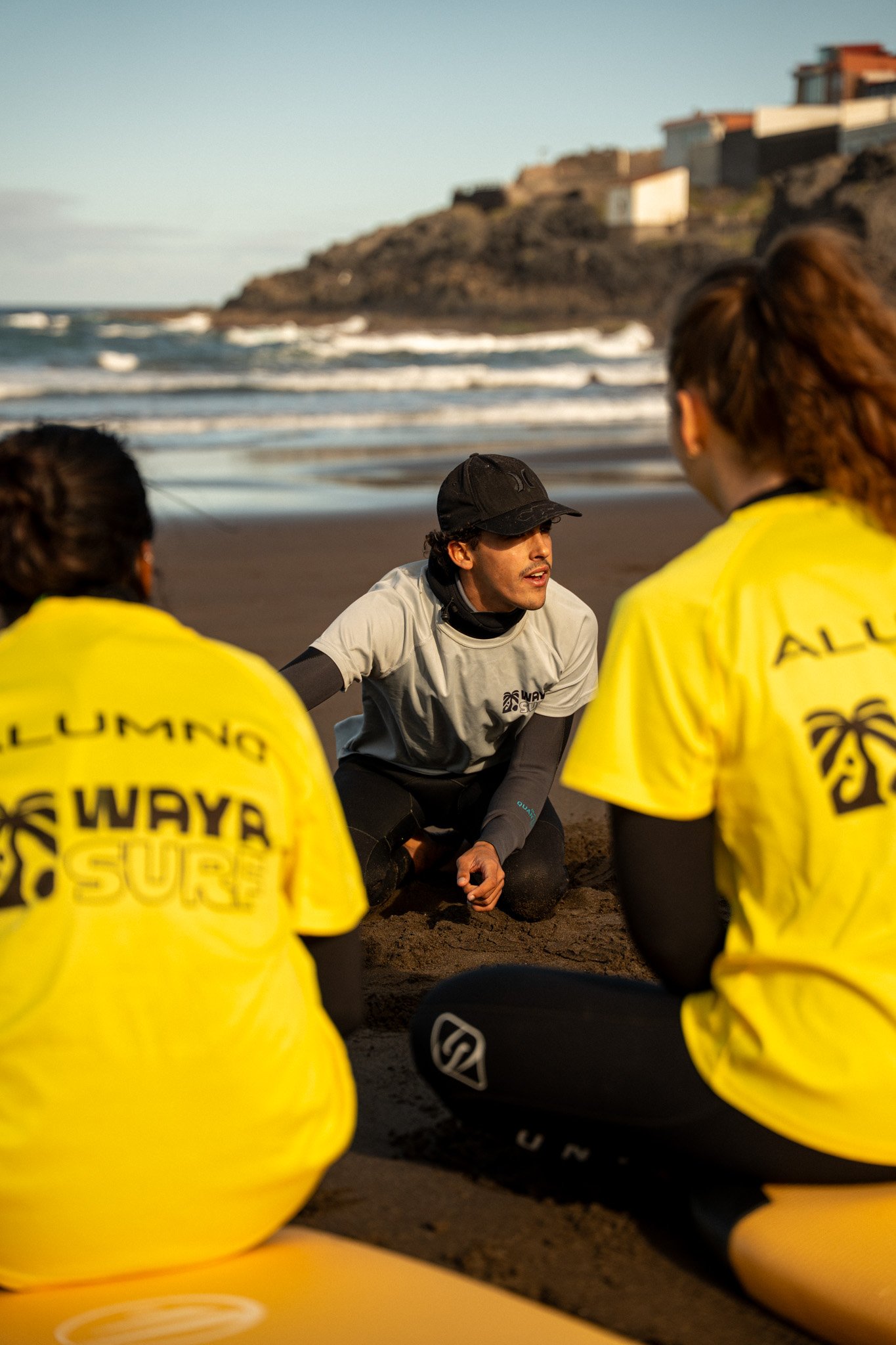 Victor Bueno enseñando surf en la playa